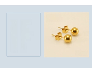 Dettaglio degli orecchini a sfera in acciaio dorato 30x30mm con placcatura 18K