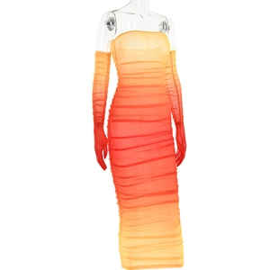 Details zum gerafften Mesh-Kleid mit Farbverlauf in Orangerot und passenden Handschuhen