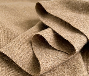Dettaglio ravvicinato del morbido tessuto marrone simil-cashmere e della trama