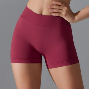 Détail du short de yoga rouge sans couture à taille haute avec ceinture côtelée élastique
