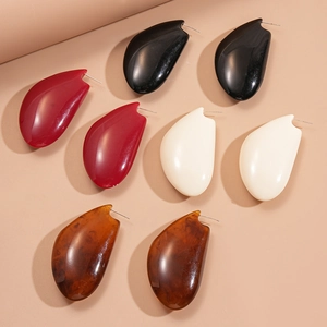 Lot de boucles d'oreilles géométriques en résine en noir, bordeaux, beige et ambre