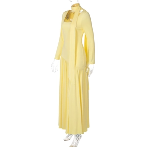 Détail de robe longue jaune clair à manches longues avec col écharpe et taille drapée