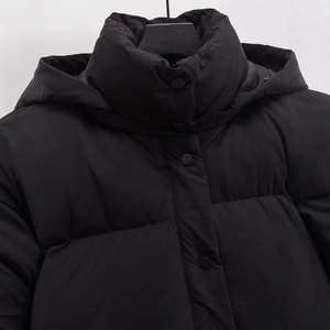 Damen Kapuzen-Steppjacke in Schwarz, minimalistisch mit Stehkragen und Matt-Optik