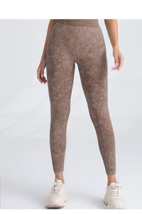 Détail du legging de yoga sans couture à taille en V avec texture marbrée marron délavée