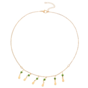 Détail du collier doré avec zircons verts et pendentifs en forme de goutte