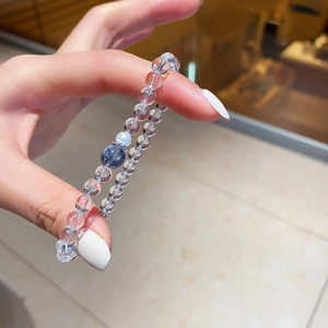 Détail de bracelet en cristal blanc avec perle élégante et perle d'agate bleue
