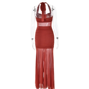 Dos de la robe rouge à licou avec empiècements en maille et ourlet plissé fluide