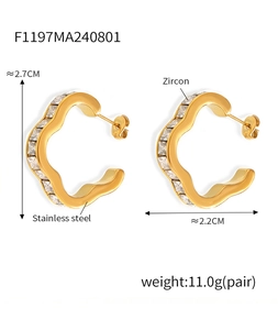 Detail view of gold-plated stainless steel flower earrings with zircon measurements