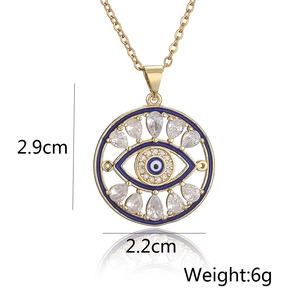 Dettaglio del ciondolo Occhio del male con dimensioni 2,9x2,2 cm e peso di 6 g mostrati
