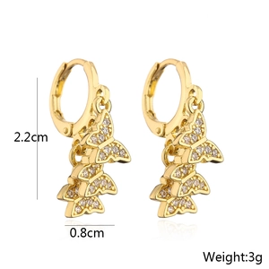 Detailansicht der goldene Schmetterlingsohrringe mit Zirkonia-Inlay und Maßangaben
