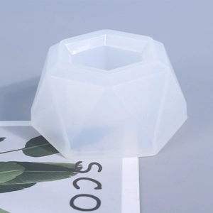Nahaufnahme der geometrischen Sechseck-Silikonform mit Facetten für DIY-Harztöpfe