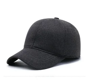 Détail de la casquette grise en sergé avec doublure polaire et logo Sport