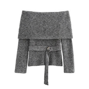 Maglione in maglia grigio con spalle scoperte, maniche lunghe e cintura con fibbia in metallo