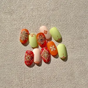 Detailansicht von floralen und Mandala-Prägungen auf böhmischen Nagelkunst-Aufklebern
