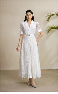 Détail du col à revers et de la broderie délicate sur cette robe longue blanche chic