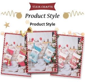 Vue détaillée de chaussettes de Noël festives avec appliqués 3D du Père Noël et du bonhomme
