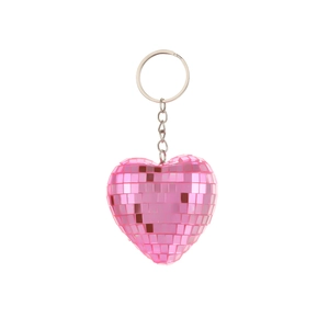 Gros plan du porte-clés cœur disco rose avec facettes réfléchissantes et chaîne en métal