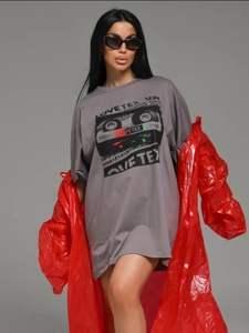 Oversized γκρι βαμβακερό T-shirt με τύπωμα LOVETEX και κομψό κόκκινο λουστρίνι παλτό