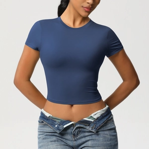 Detail of slim fit navy blue crop top yoga shirt with crew neck and high-elastic fabric