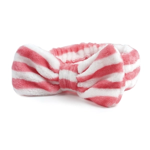 Detail van een roze en wit gestreepte koraalvlies hoofdband met zachte pluche textuur