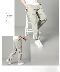 Detailliertes ergonomisches Design der hellkhakifarbenen Cargohose mit Seitentaschen