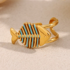 Makroaufnahme eines 18K vergoldeten Fischgräten-Rings aus Edelstahl mit Emaille-Detail