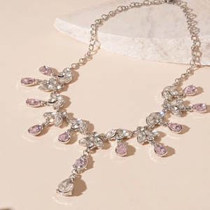 Détail d'un collier feuille en argent avec pierres roses et claires en goutte