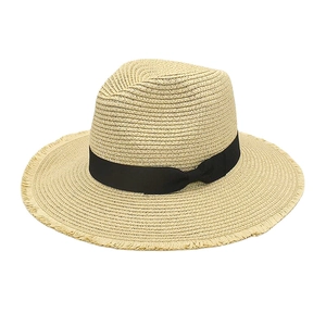 Chapeau Panama en paille beige avec ruban noir et bord à franges élégant