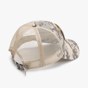 Gorra trucker de camuflaje digital con malla transpirable y cierre ajustable posterior