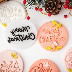 Weihnachts-Plätzchenformen-Set mit Merry Christmas Stempel und festlicher Dekoration