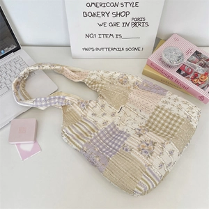 Dettaglio della borsa tote patchwork floreale con trama in cotone e etichetta tessuta