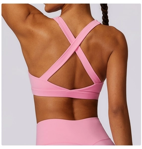 Dettaglio posteriore del reggiseno sportivo incrociato rosa e leggings a vita alta