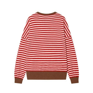 Détail du pull en maille rayé rouge et blanc avec col et poignets en maille marron