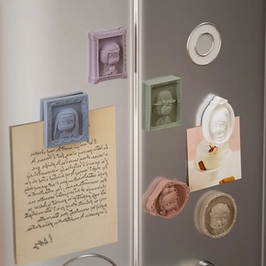 Detailaufnahme von 3D-Relief-Magneten mit künstlerischen Porträts und Relief-Effekt