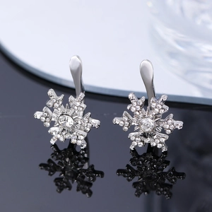 Elegant silver snowflake stud earrings with sparkling rhinestones for winter fashion