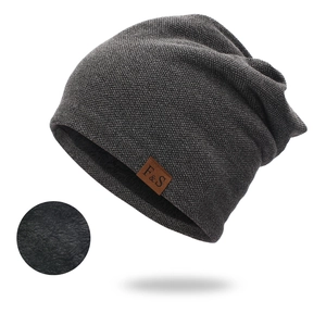Berretto in maglia grigio scuro con logo F&S in pelle marrone e fodera in pile per l'inverno