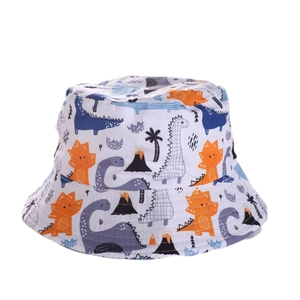 Dettaglio cappello pescatore per bambini con motivi di dinosauri colorati su fondo bianco