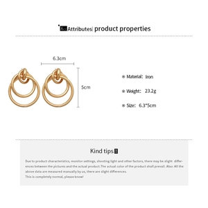 Vue détaillée de boucles d'oreilles créoles dorées avec mesures et spécifications en fer