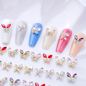 Bijoux à ongles papillon 3D avec strass colorés et perles sur fond de texture blanche