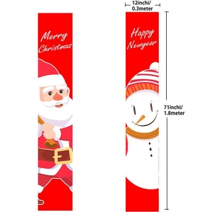 Dettaglio degli striscioni natalizi rossi con Babbo Natale, pupazzo di neve e auguri