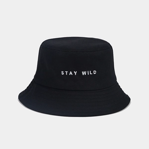Détail de la broderie Stay Wild sur la texture en toile de coton du chapeau bob noir