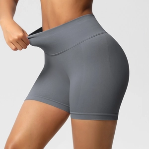 Détail du tissu haute élasticité et de la taille haute gainante sur ce short de yoga gris foncé