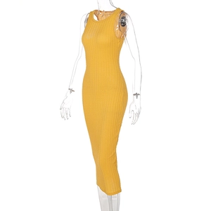 Primer plano de la textura de punto acanalado amarillo mostaza de un vestido