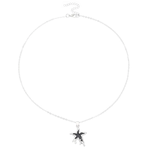 Detail van zilveren onregelmatige lavazeester hanger ketting met karabijnsluiting