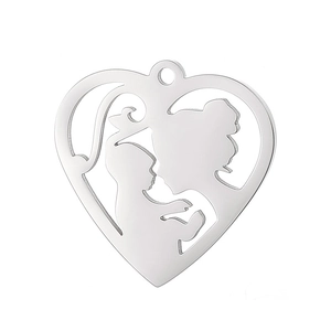 Pendentif cœur en acier poli avec silhouette mère et enfant sur fond blanc