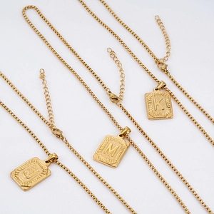 Collares de acero inoxidable dorado 18K con cadena de caja y colgantes de letras J M K