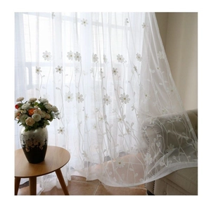 Rideau voilage blanc luxueux avec broderie de marguerites pour salon élégant