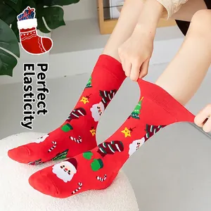 Chaussettes de Noël rouges extensibles avec motifs Père Noël portées par un mannequin