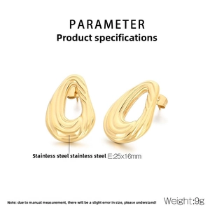 Vue détaillée des boucles d'oreilles goutte en acier plaqué or 18k à texture ondulée