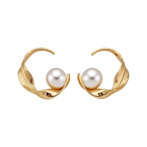 Eleganti orecchini a lobo in foglia d'oro con perle bianche e design a strisce unico